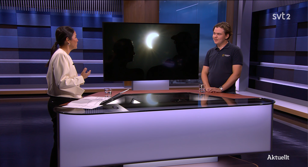 Erik Alinder från Astronomisk Ungdom intervjuas i Aktuellt om Solförmörkelsen